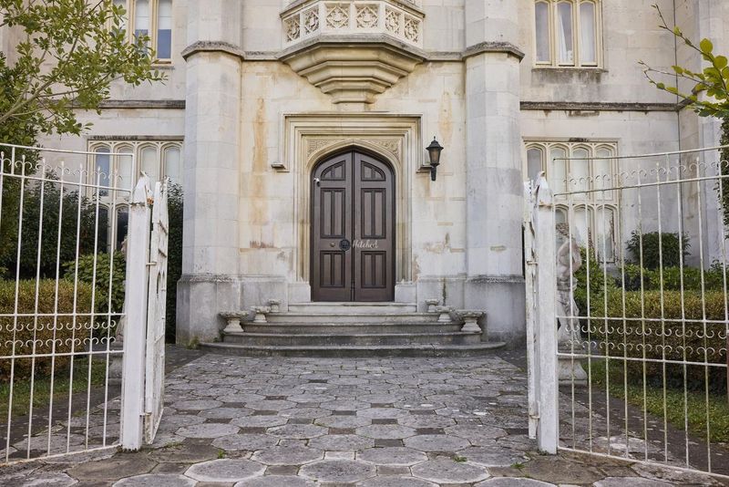 Main entrance – Ingress Abbey