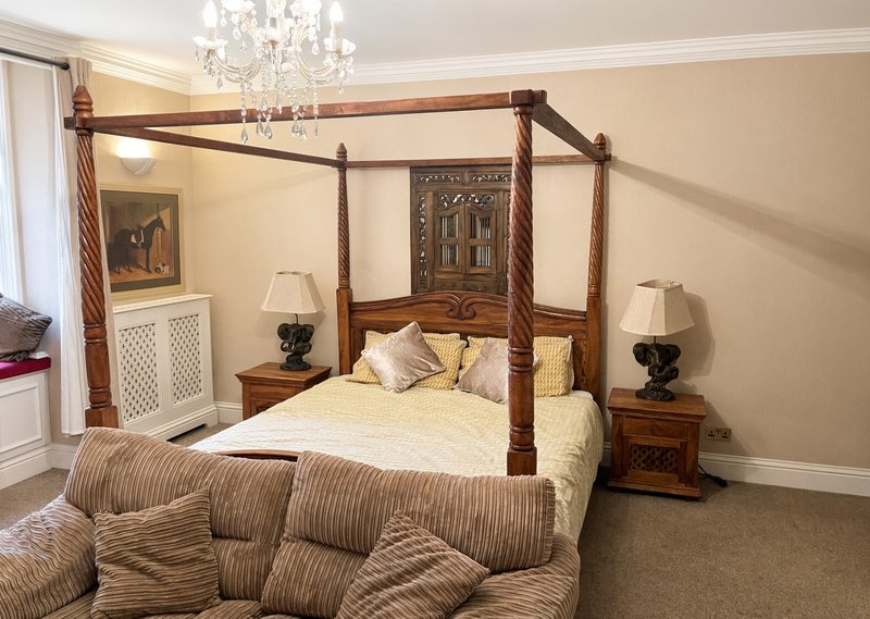 Private room with four-poster bed, sofa and chandelier – Ingress Abbey