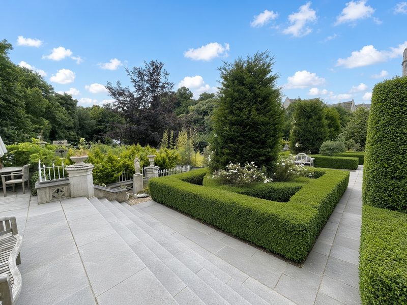 Formal gardens – Ingress Abbey