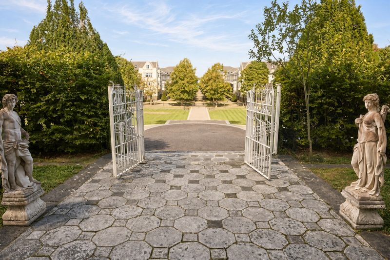 Gates with statues looking across to the lawns at Ingress Abbey
